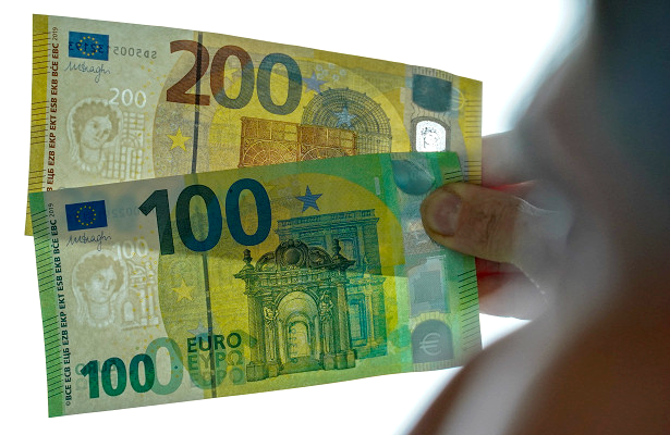 Новые банкноты 100 и 200 евро